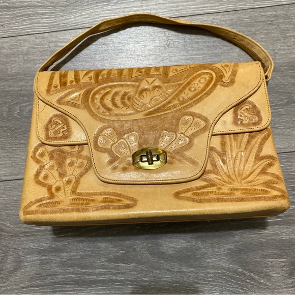 Vintage Handbags - Artisan Crafted Tan Leather Shoulder Bag